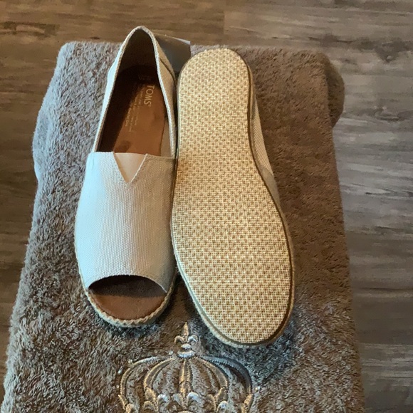 Tom’s flat slip-on espadrilles NWT - Picture 2 of 4